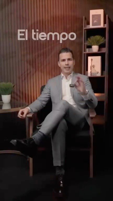 Still from a Spanish-language business reel with kinetic captions